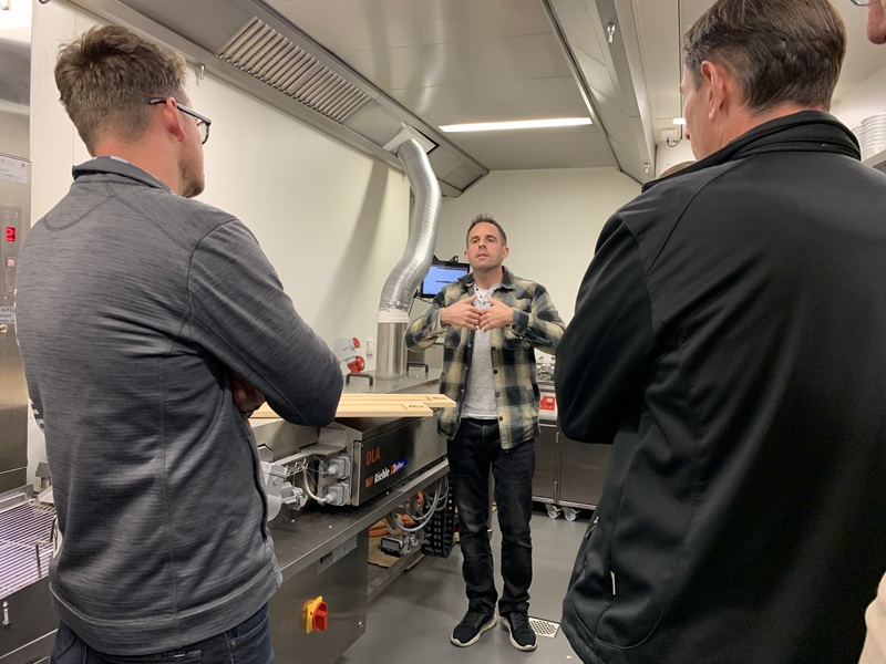 Chris Rosser im Element erzählt viele Müsterli aus der Pilotphase von Mister Cordon