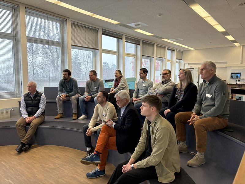 Der CEO-Club hört in der Arena aufmerksam zu.