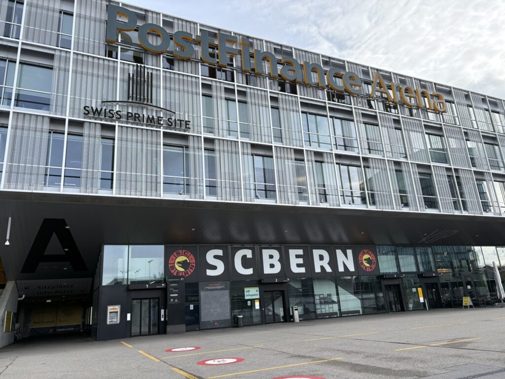 An einer Exkursion lernt der CEO-Club den SCB als Unternehmen kennen.