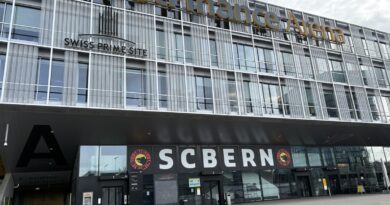 An einer Exkursion lernt der CEO-Club den SCB als Unternehmen kennen.