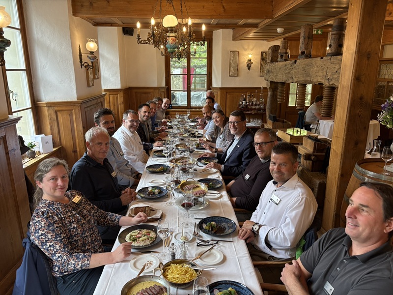 Nach der Exkursion bei der BEKB folgt der Business Lunch. Am Tisch werden die Eindrücke besprochen und das Erlernte reflektiert. So können alle für das eigene KMU etwas mitnehmen.
