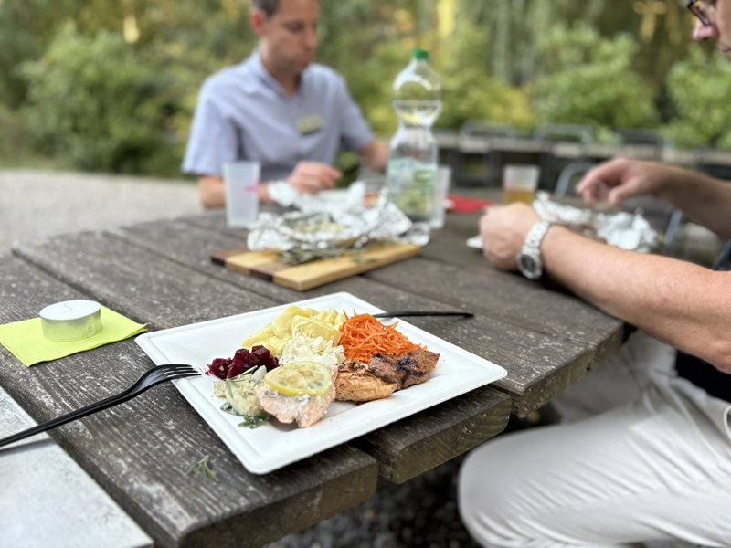 Feines Essen vom Grill am Sommerevent 2026 des CEO-Club, KMU-Netzwerk-Schweiz