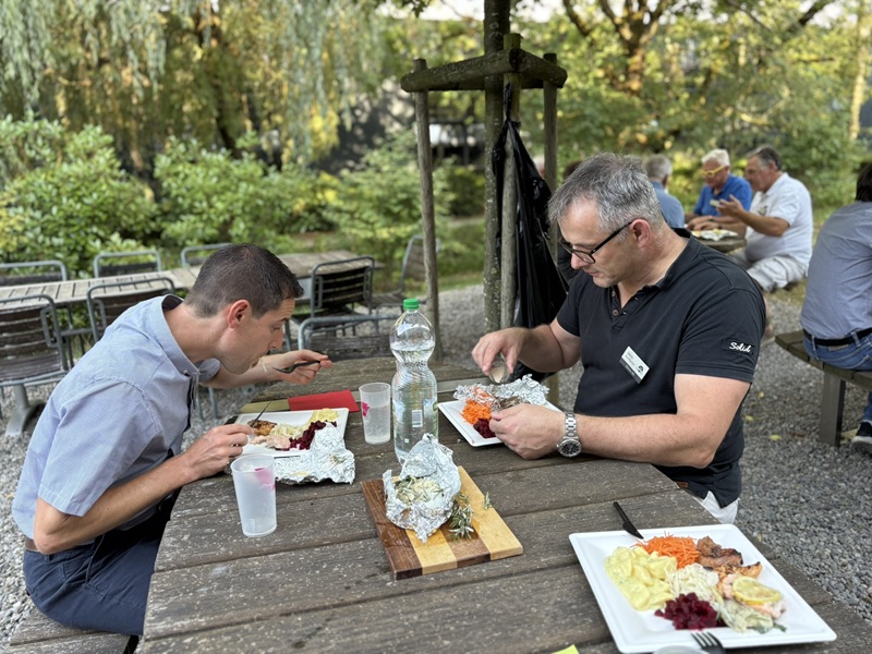 Gespräche und Essen am Sommerevent 2026 des CEO-Club, KMU-Netzwerk-Schweiz