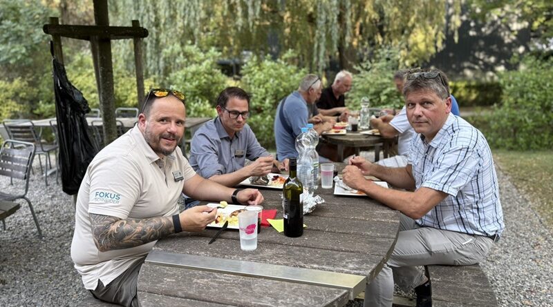 Gespräche und Essen am Sommerevent 2026 des CEO-Club, KMU-Netzwerk-Schweiz