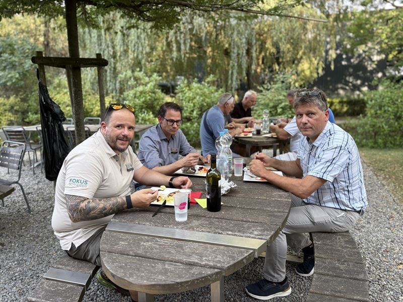 Gespräche und Essen am Sommerevent 2026 des CEO-Club, KMU-Netzwerk-Schweiz