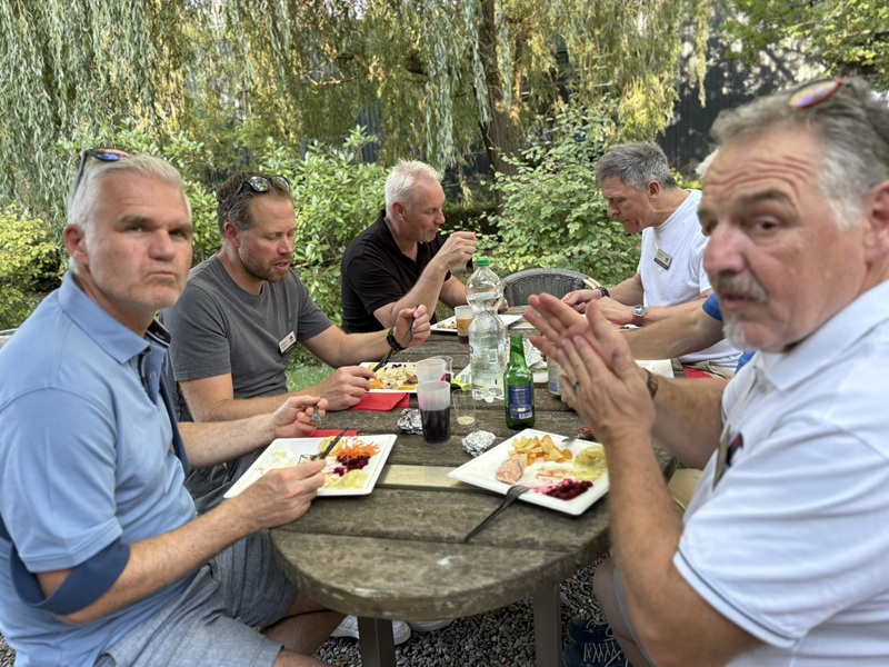 Gespräche und Essen am Sommerevent 2026 des CEO-Club, KMU-Netzwerk-Schweiz