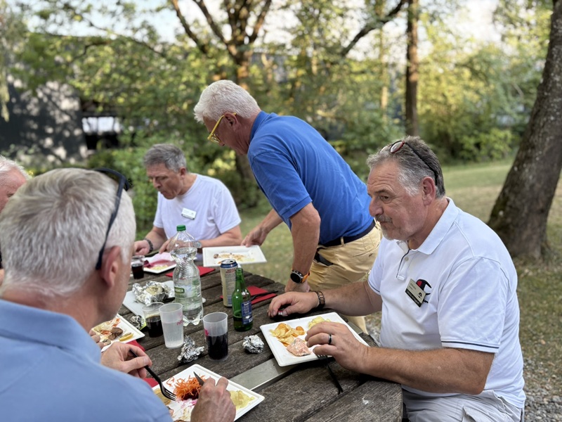 Gespräche und Essen am Sommerevent 2026 des CEO-Club, KMU-Netzwerk-Schweiz