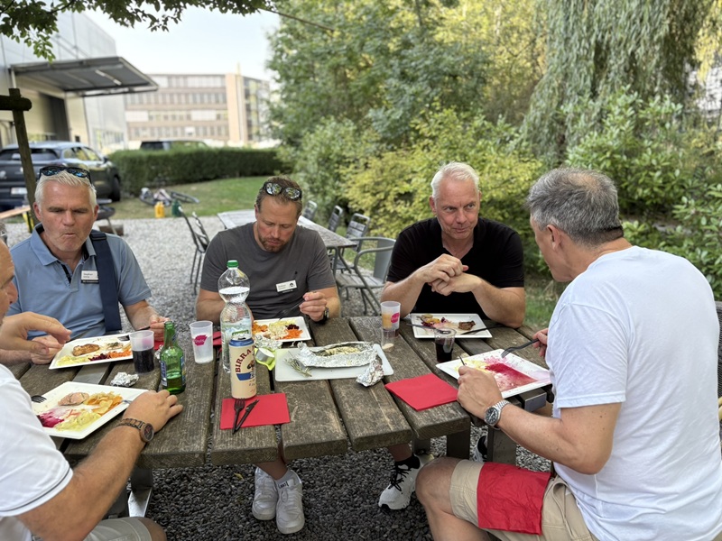 Gespräche und Essen am Sommerevent 2026 des CEO-Club, KMU-Netzwerk-Schweiz
