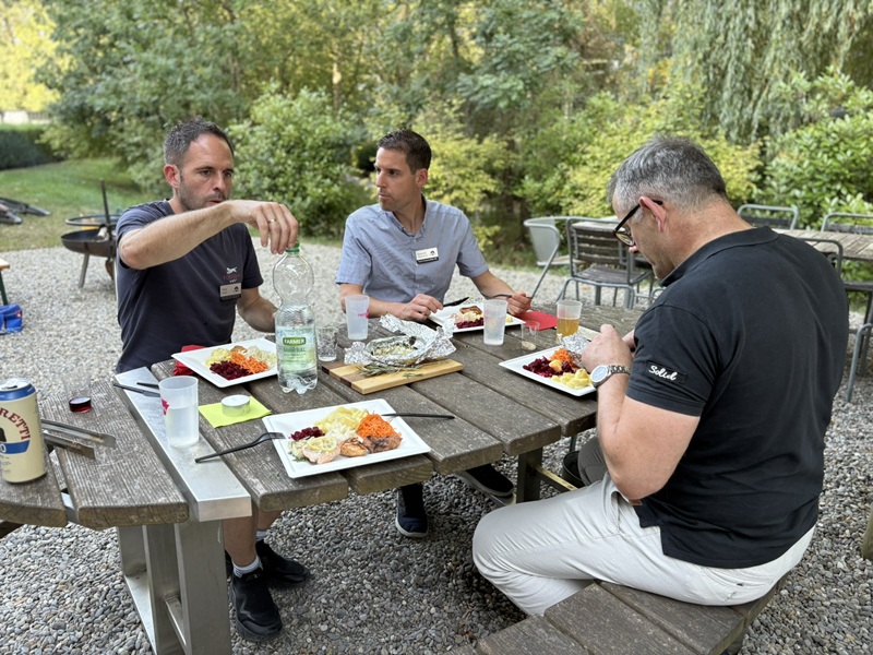 Gespräche und Essen am Sommerevent 2026 des CEO-Club, KMU-Netzwerk-Schweiz