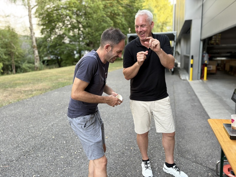 Chris Rosser und Daniel Herren amüsieren sich am Sommerevent 2026 des CEO-Club, KMU-Netzwerk-Schweiz